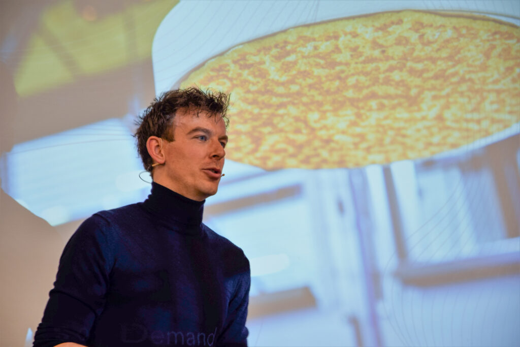 Neil tijdens lezing op am for production — Parts on Demand