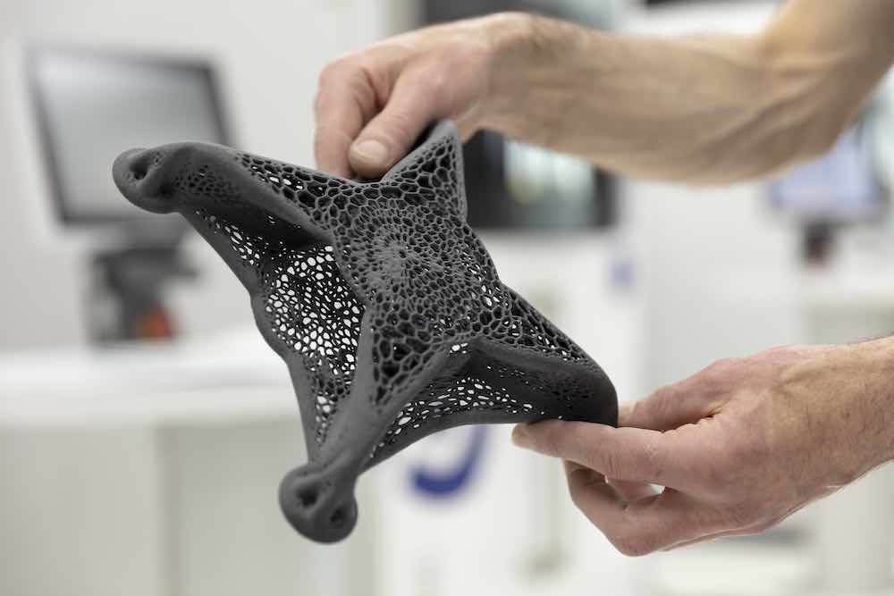 Topologie-geoptimaliseerd zwart PA12 SLS-onderdeel van Parts on Demand