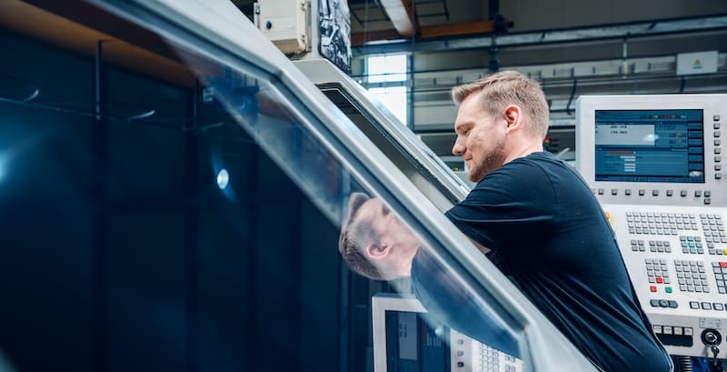 CNC operator bij een draaibank