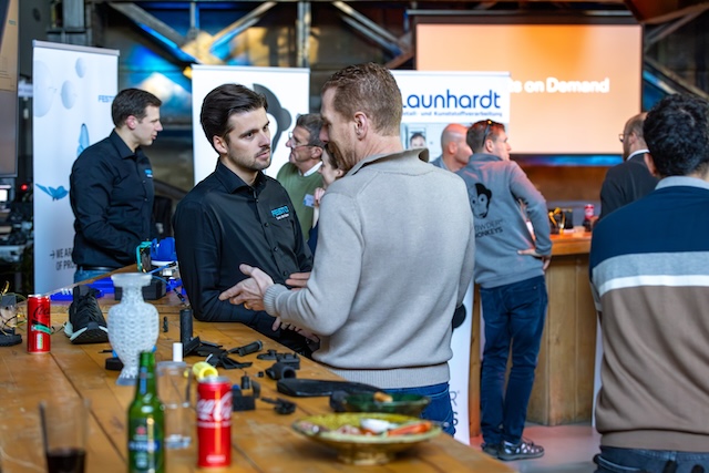 Engineering team beoordeelt end-of-arm tooling ontwerp